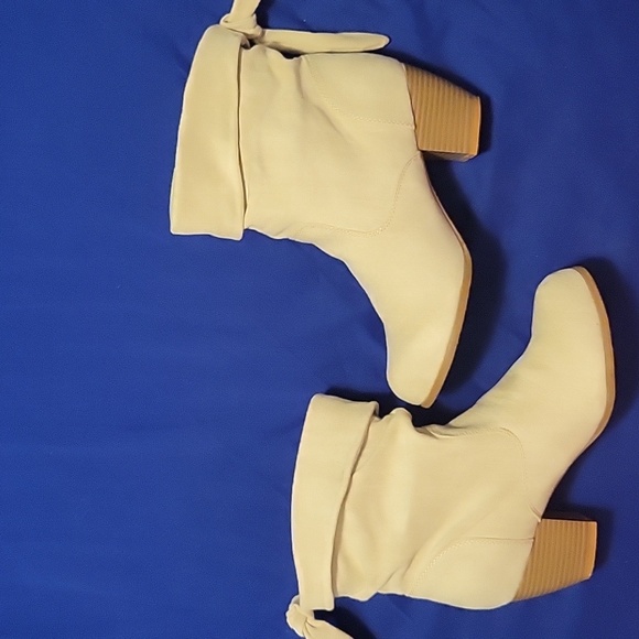 Cute Stone Colored Suede-like Boots with Knot Accents on the backs--size 8.5 - Picture 1 of 8